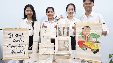 Biến lá khóm thành giấy