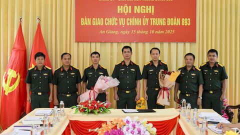 Bàn giao chức vụ Chính ủy Trung đoàn 893 