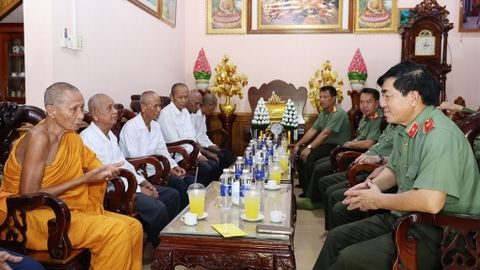 Giám đốc Công an tỉnh An Giang thăm, tặng quà các chùa nhân dịp lễ Sen Đôn Ta
