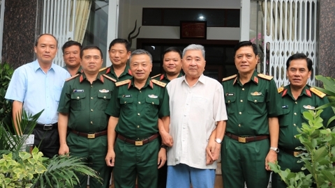 Thượng tướng Lê Quang Minh, Phó Chủ nhiệm Tổng cục Chính trị QĐND Việt Nam thăm, tặng quà Thượng tướng Bùi Văn Huấn