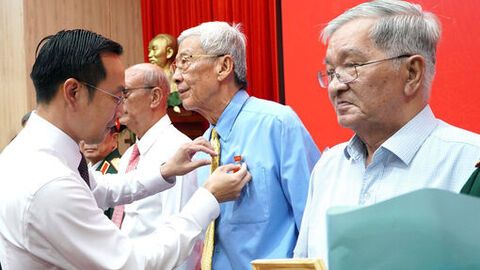 An Giang: Trao Huy hiệu Đảng cho 1.649 đảng viên 