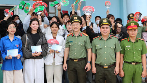Công an tỉnh An Giang đón 157 học sinh đặc khu Kiên Hải vào đất liền thi tốt nghiệp trung học phổ thông năm 2026 