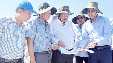 Phó Chủ tịch UBND tỉnh An Giang Ngô Công Thức khảo sát các khu mỏ khoáng sản phục vụ công trình APEC 