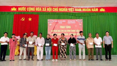 Xã Phú Lâm tặng 50 phần quà cho gia đình chính sách, người có công với cách mạng