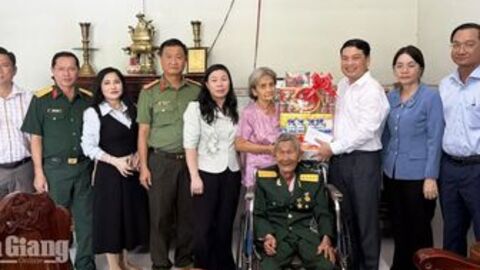 Phó Chủ tịch UBND tỉnh An Giang Lê Trung Hồ thăm gia đình người có công tiêu biểu hai xã Vĩnh Gia và Ô Lâm