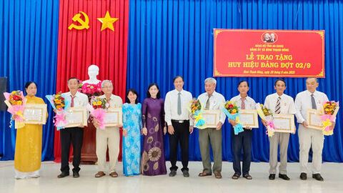 Các địa phương trao tặng Huy hiệu Đảng dịp Quốc khánh 2/9