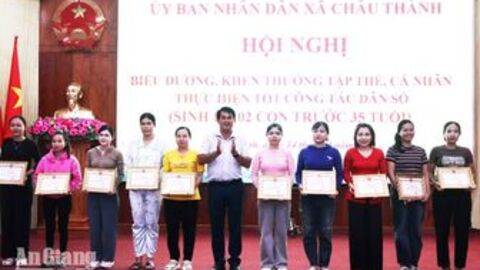 Châu Thành chi hơn 138 triệu đồng khen thưởng các gia đình sinh đủ 2 con trước 35 tuổi