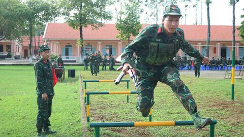 Trung đoàn 20 kiểm tra thể lực sĩ quan và quân nhân chuyên nghiệp