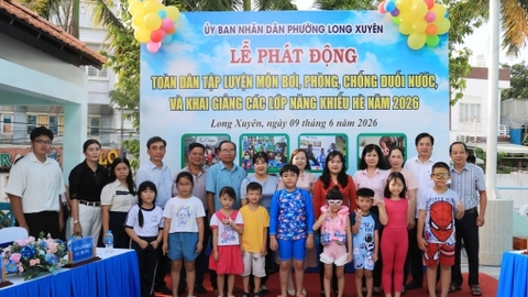 Phường Long Xuyên phát động tập luyện môn bơi, phòng chống đuối nước 