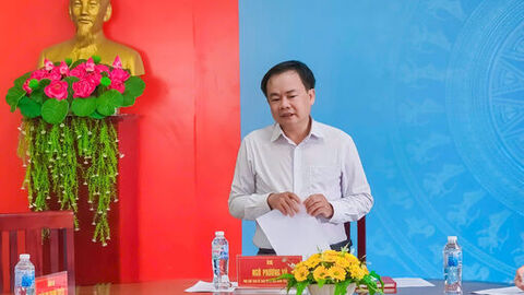 Phó Chủ tịch Ủy ban MTTQ Việt Nam tỉnh An Giang Ngô Phương Vũ giám sát việc thực hiện dân chủ ở cơ sở tại xã Vĩnh Gia