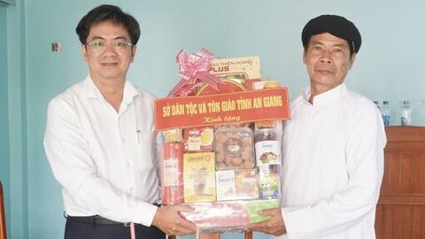 Thăm, tặng quà các cơ sở tôn giáo tại 3 xã, phường