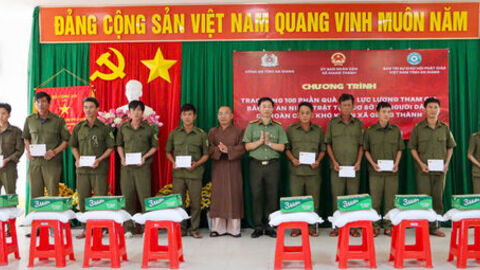 Công an tỉnh An Giang tặng quà lực lượng bảo vệ an ninh, trật tự ở cơ sở và người dân có hoàn cảnh khó khăn