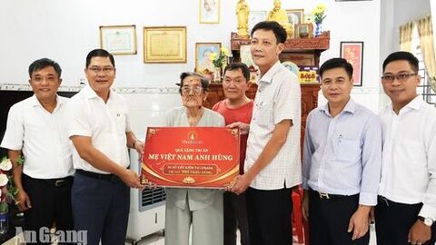 2 Bà Mẹ Việt Nam Anh hùng ở Châu Thành được tặng sổ tiết kiệm 1,4 tỉ đồng