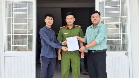 Công an xã Ba Chúc hỗ trợ người dân trả lại tiền chuyển khoản nhầm