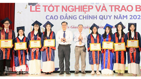 Trường Cao đẳng Y tế Kiên Giang trao bằng cho 437 tân cử nhân, kỹ thuật viên y tế