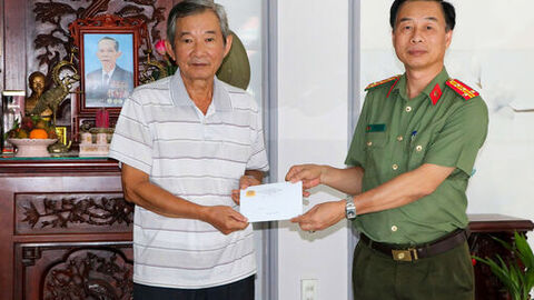 Trao quà cho gia đình chính sách, gia đình có công trong lực lượng An ninh nhân dân trên địa bàn tỉnh An Giang