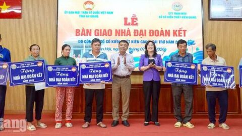 Xã Tân Hội bàn giao 7 căn nhà đại đoàn kết