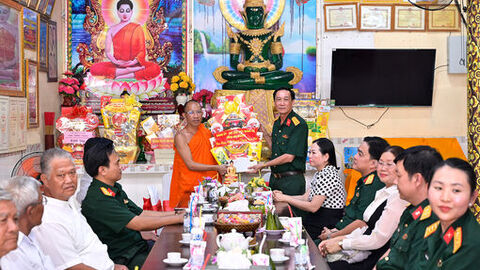 Đảng ủy, Bộ Chỉ huy Quân sự tỉnh An Giang thăm, tặng quà, nhân Tết cổ truyền Chôl Chnăm Thmây năm 2026