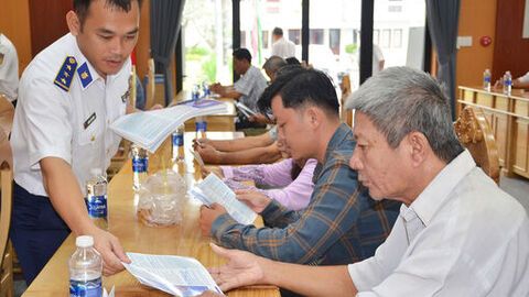 Ra khơi đúng luật, sớm gỡ “thẻ vàng”