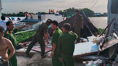 Sạt lở ở xã Vĩnh Hòa, làm sụp hoàn toàn 3 căn nhà 