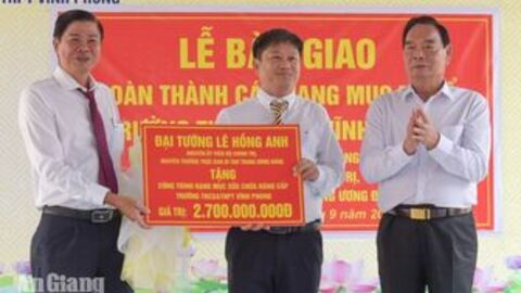 Đại tướng Lê Hồng Anh trao công trình 2,7 tỷ đồng cho Trường THCS và THPT Vĩnh Phong