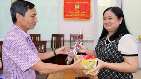 Họp mặt nữ cán bộ lãnh đạo, nhân viên và người lao động làm công tác vệ sinh môi trường