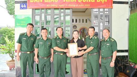 Bộ đội Biên phòng tỉnh An Giang bàn giao 3 căn nhà Đồng đội 
