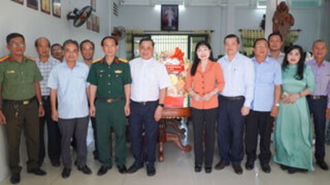 Đồng chí Trần Thị Thanh Hương thăm, chúc mừng lễ Giáng sinh 2025 