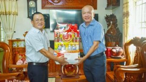 Thăm, tặng quà người có công tại hai phường Châu Đốc và Vĩnh Tế