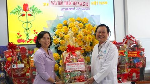 Phó Chủ tịch UBND tỉnh An Giang Nguyễn Thị Minh Thúy chúc mừng các bệnh viện, nhân Ngày thầy thuốc Việt Nam