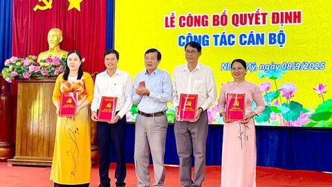 Đảng ủy xã Nhơn Mỹ công bố quyết định về công tác cán bộ