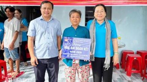 Đông Hòa trao 3 nhà Đại đoàn kết cho hộ cận nghèo