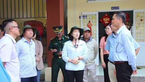 Phó Chủ tịch UBND tỉnh An Giang Nguyễn Thị Minh Thúy  khảo sát cơ sở y tế, giáo dục tại đặc khu Kiên Hải