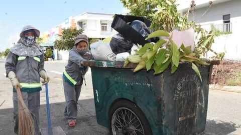 Một ngày theo chân những người thu gom rác