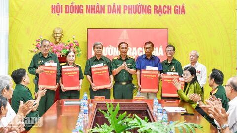 Trao 26 suất quà cho gia đình chính sách, người có công tại phường Rạch Giá 