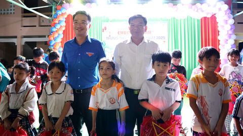 Bí thư Trung ương Đoàn dự hội trăng rằm xã Vĩnh Gia