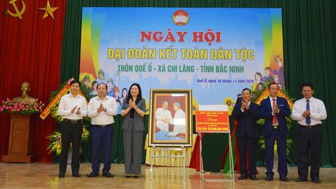 Phó Trưởng Đoàn ĐBQH tỉnh Trần Thị Vân dự Ngày hội Đại đoàn kết toàn dân tộc tại xã Chi Lăng