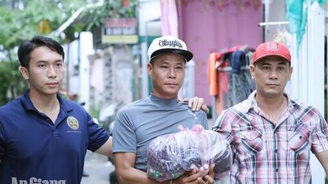 Tạm giữ hình sự người cho vay lãi nặng, tàng trữ súng quân dụng