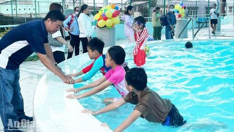 Phổ cập bơi để giảm đuối nước