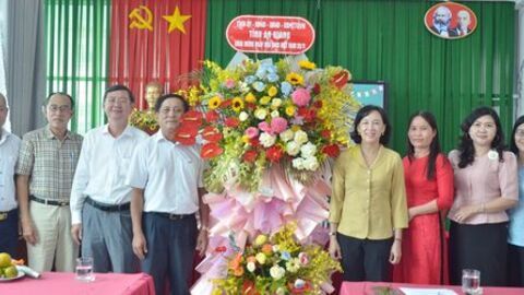 Phó Chủ tịch UBND tỉnh An Giang chúc mừng Ngày Nhà giáo Việt Nam