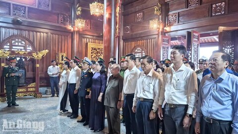 Dâng hoa, dâng hương tri ân Chủ tịch Hồ Chí Minh và các Anh hùng liệt sĩ tại Phú Quốc