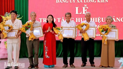 Long Kiến trao Huy hiệu Đảng và thành lập 4 Đảng bộ trường học