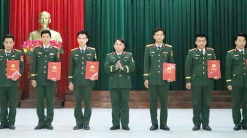 Trung đoàn 20 trao quyết định thăng quân hàm trước niên hạng cho quân nhân chuyên nghiệp