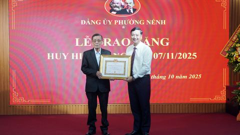 Đồng chí Nguyễn Việt Oanh dự lễ trao Huy hiệu Đảng tại Đảng bộ phường Nếnh