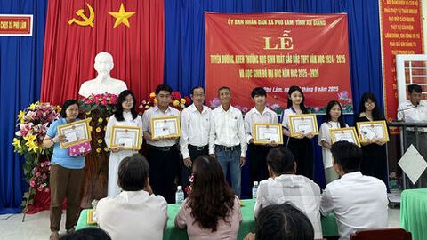 Xã Phú Lâm tuyên dương học sinh giỏi và đỗ đại học năm 2025