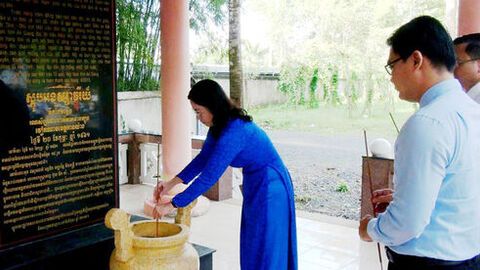 Viếng nơi ra mắt Mặt trận Dân tộc thống nhất Việt Nam tỉnh An Giang ở Ô Lâm