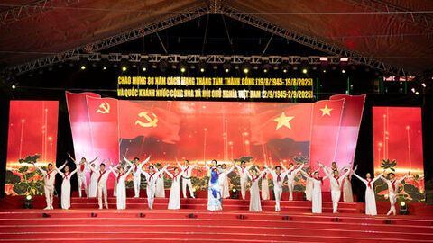 Chương trình nghệ thuật và bắn pháo hoa chào mừng kỷ niệm 80 năm Cách mạng Tháng Tám thành công và Quốc khánh 2/9