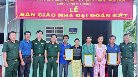 Bàn giao 3 căn nhà đại đoàn kết cho đồng bào Khmer ở xã Hòn Đất