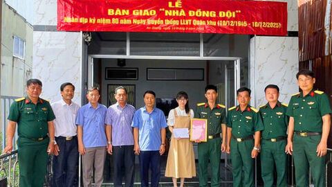 Trung đoàn 20 bàn giao nhà Đồng đội