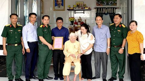 Trao nhà Tình nghĩa cho Mẹ Việt Nam Anh hùng Nguyễn Thị Hến